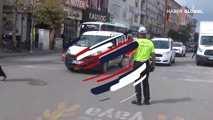 Aracında sigara içen sürücülere ceza kesildi