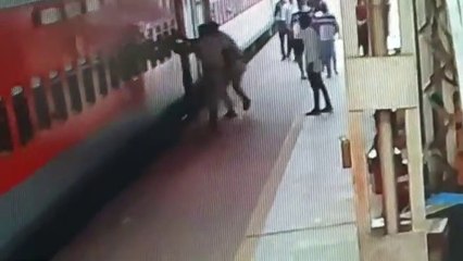 రైలు-ప్లాట్‌ఫాం మధ్యలో పడిన యువకుడు: ఆర్పీఎఫ్ సిబ్బంది కాపాడారిలా(వీడియో)