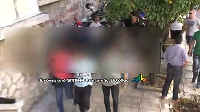 Πλάνα από την προσαγωγή των κατηγορουμένων για την δολοφονία 41χρονου στην Πελασγία Στυλίδας