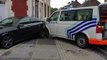 Jemeppe-sur-Sambre: un combi de police accroche cinq voitures en stationnement