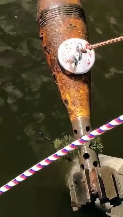 Un pêcheur à l'aimant remonte un obus de mortier près de Nantes