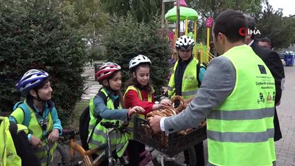 Farkındalık oluşturmak için okula bisikletleriyle gittiler