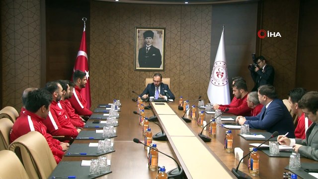 Bakan Kasapoğlu, Güreş Milli Takımı’nı kabul etti