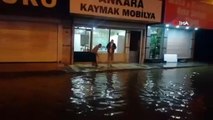 İzmir'de şiddetli sağanak sonrası cadde ve sokaklar göle döndü