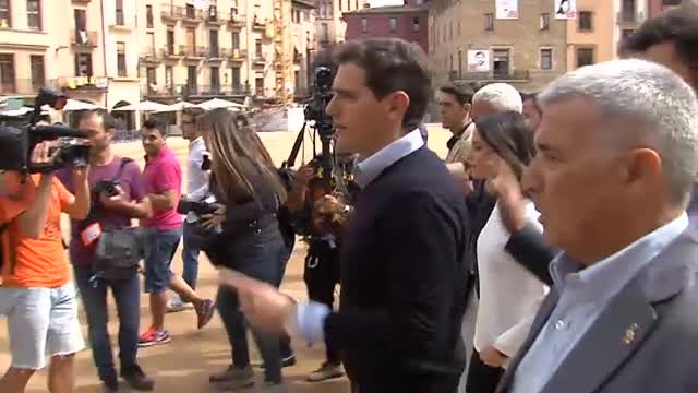 Abucheos e insultos a Albert Rivera durante su visita a Vic