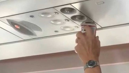 Le comportement suspect en avion d'un homme avec son jeu de cartes