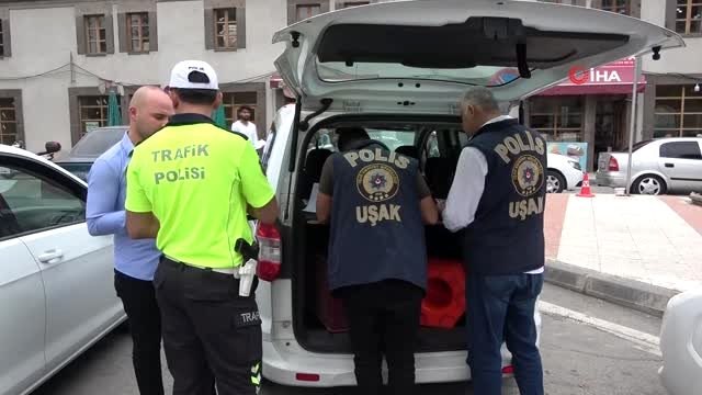 Uşak'ta araçta sigara sürücülere 153'er TL ceza kesildi