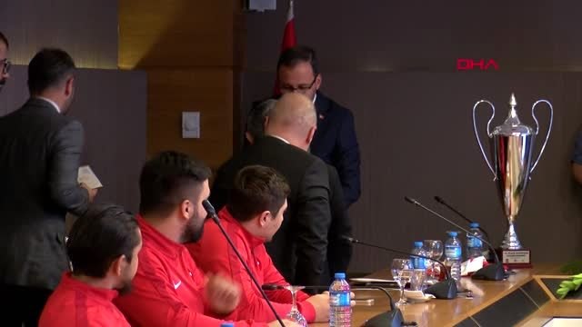 Spor bakan kasapoğlu, tekerlekli sandalye basketbol milli takımı'nı kabul etti