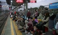 Perjalanan KRL Commuterline Rangkasbitung-Tanah Abang Terhambat Massa
