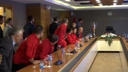 Bakan Kasapoğlu, Avrupa üçüncüsü millileri kabul etti