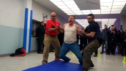 Un concejal del PSOE prueba una pistola táser