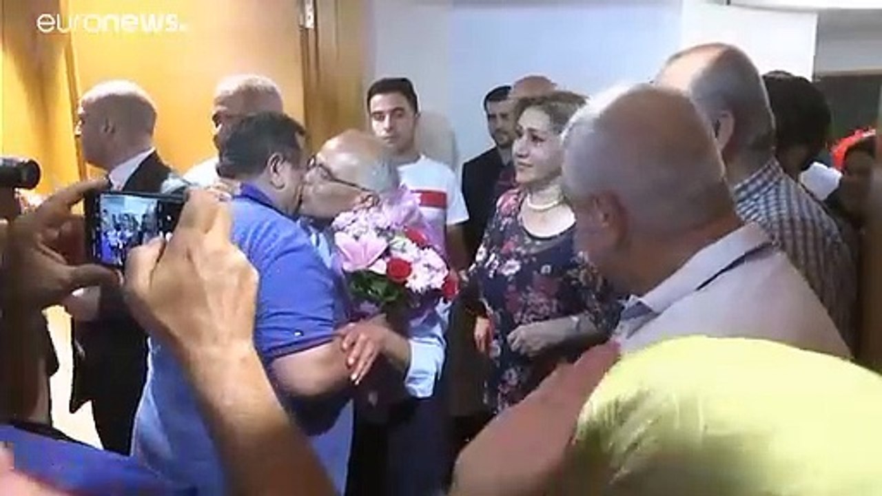 ماذا قال الصحفي اللبناني الذي اتهم باختطاف طائرة من قبل اليونان بعد إطلاق سراحه؟