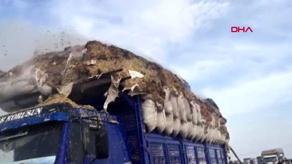 Saman yüklü kamyon seyir halinde alev aldı