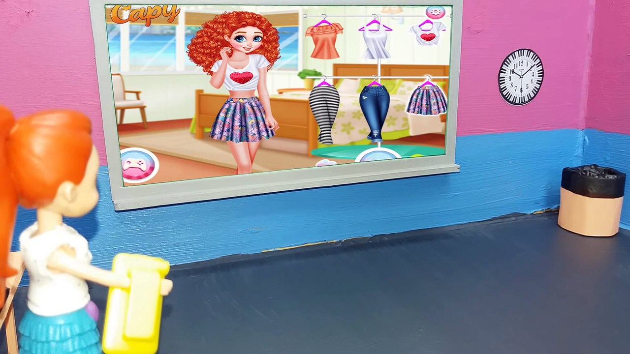 Polly Pocket Barbie Giydirme Oynuyor | Barbie Giydirme Oyunu