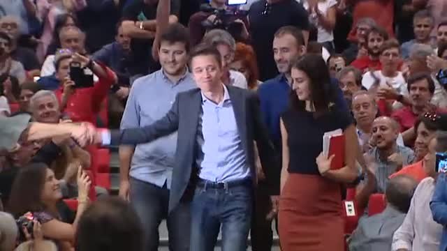 Errejón es recibido por más de 800 personas en la asamblea de Más Madrid al grito de presidente