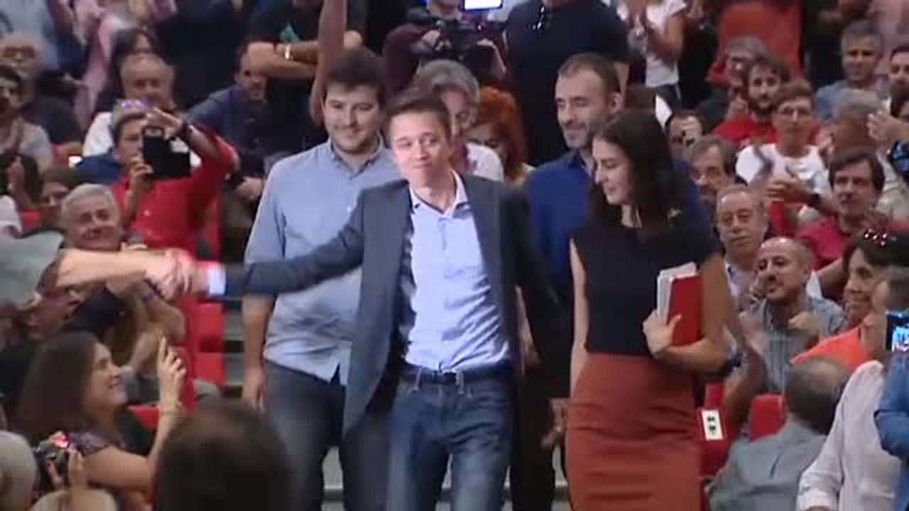 Errejón es recibido por más de 800 personas en la asamblea de Más Madrid al grito de "presidente"