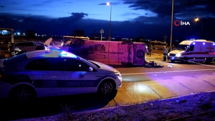 Yolcu taşıyan minibüsle otomobil çarpıştı: 2 ölü 16 yaralı