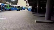 Motorista invade terminal de Campo Grande com caminhonete e assusta passageiros