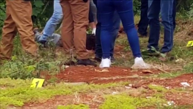 Achado de cadáver: possíveis armas utilizadas no crime são recolhidas pela criminalística