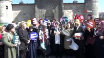 Erzurumlu annelerden HDP binasının önünde eylem yapan annelere destek