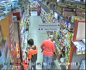 Un voleur à la tire très rusé ... Regardez sa technique