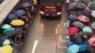 Quand la foule s'ouvre sur le passage des pompier à Hong Kong... Magique