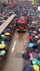 Quand la foule s'ouvre sur le passage des pompier à Hong Kong... Magique