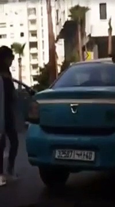Très en colère elle explose le pare-brise d'un taxi au maroc