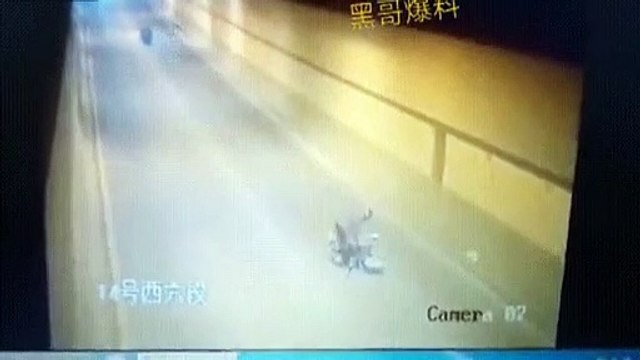 Cet homme en scooter n'a vraiment pas de chance :percuté deux fois de suite par le même pneu