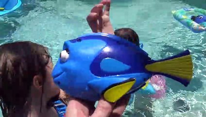 Disney Encontrando Dory filme - diversão na piscina