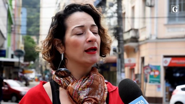 Emaranhados de fios próximos a prédios históricos sem prazo para serem retirados