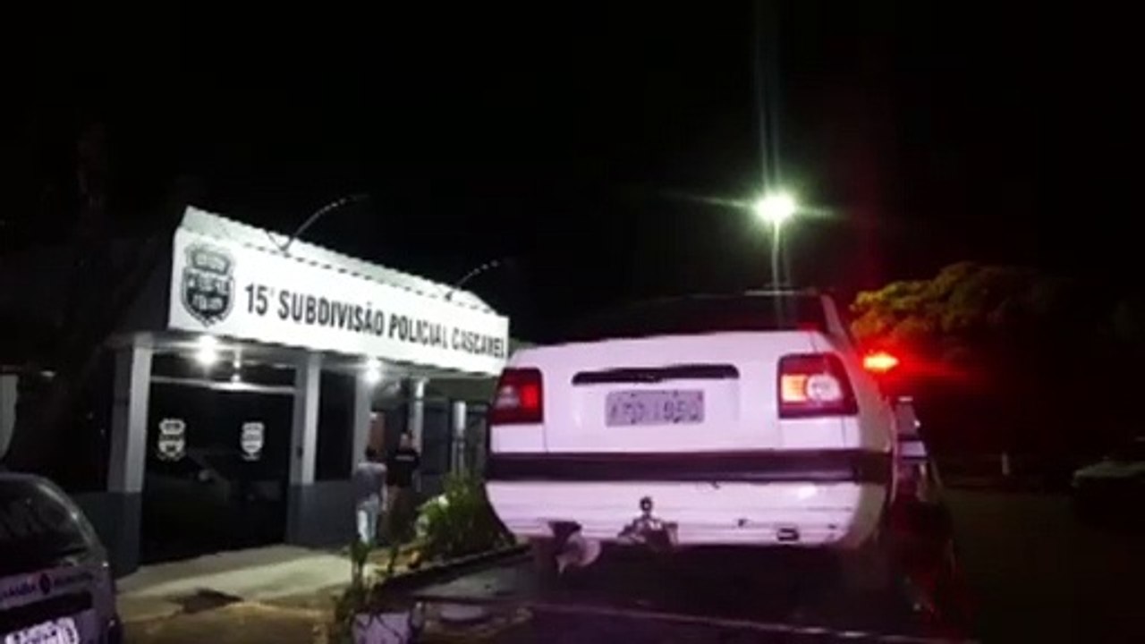 Fiat Tempra furtado é encontrado no Bairro Sant...