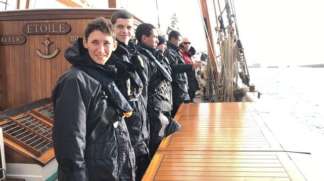 Brest. Quand le Belem quitte le port, les mousses