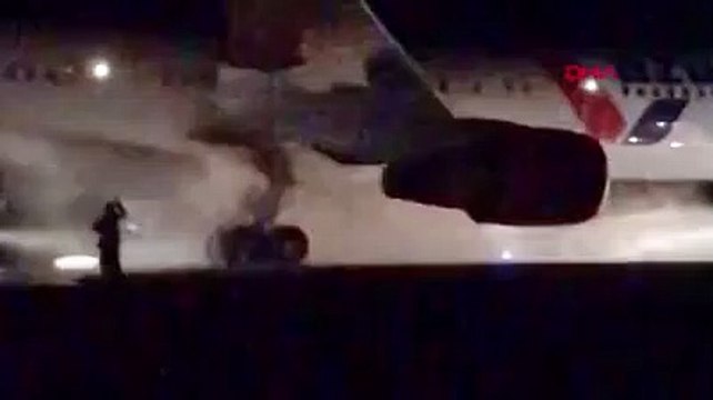 Uçağın iniş takımları alev aldı: 12 yaralı