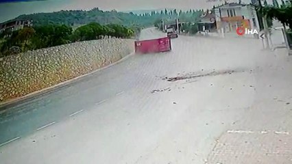 Bursa'da seyir halindeki TIR'ın konteyneri yola fırladı... O anlar kamerada