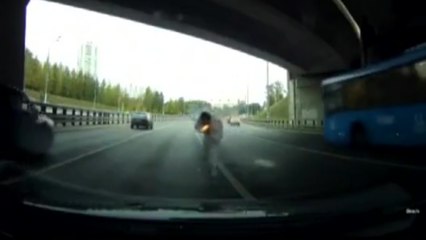 Download Video: Après un road rage il veut aller se battre et se prend un tir de pistolet de détresse