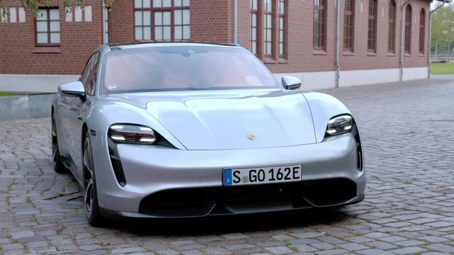 Porsche Taycan Turbo S Design in Dolomite Silver Metallic