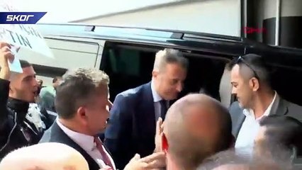 Taraftar Fikret Orman'ı 'Bizi bırakma'diye karşıladı