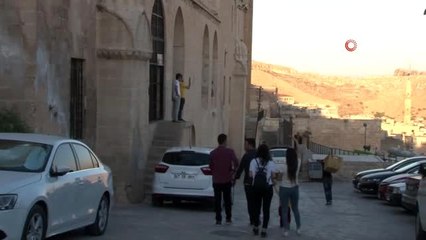 Zinciriye Medresesi'nin duvarında oluşan kireçlenme vatandaşları tedirgin etti