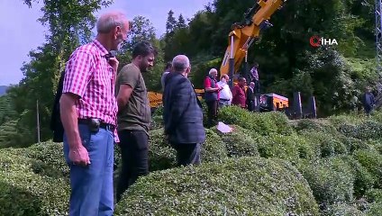 Çay bahçesine uçan iş makinesi vinçle çıkartıldı