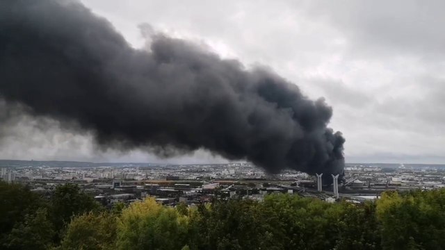 Incendie dans une usine à Rouen: les images de l'énorme panache de fumée au-dessus de la ville