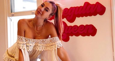 Şeyma Subaşı, Paris'teki bir otelin balkonunda bornozla poz verdi