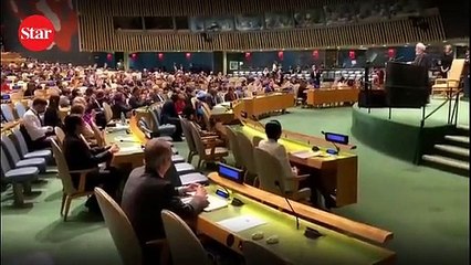 Ruhani kürsüye çıkınca salonu terk etti