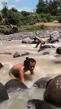 Un crabe a pris cet homme par sa partie intime