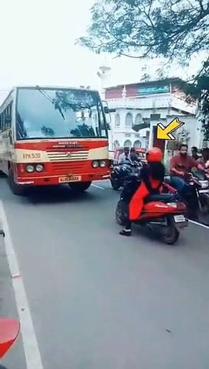 நட்ட நடு ரோட்டில் பஸ் டிரைவரை தெறிக்கவிட்ட பெண்.. வைரல் வீடியோ