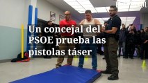 Un concejal del PSOE prueba las pistolas táser