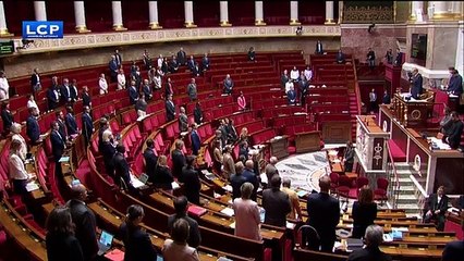 Tải video: Disparition de Jacques Chirac: Regardez la minute de silence des députés à l'Assemblée nationale en hommage à l'ex-président de la République - VIDEO