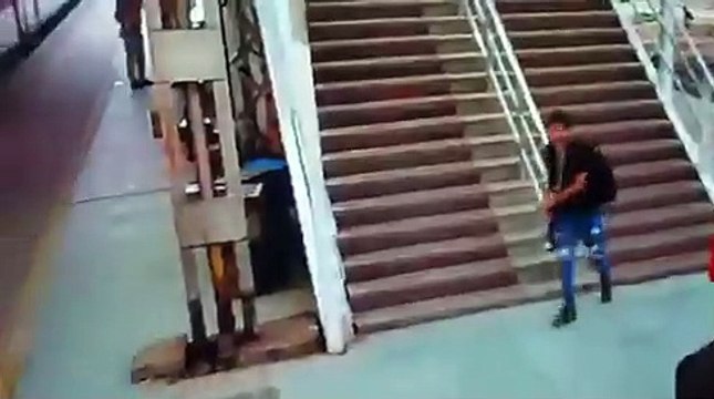 Un homme est tombé dans l'espace entre la plate-forme et le train