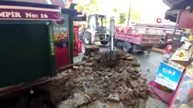 Beşiktaş Ortaköy’de henüz bilinmeyen bir nedenle yolda çökme meydana geldi. İhbar üzerine olay yerine gelen Beşiktaş Belediyesi ekipleri, çalışma başlattı.