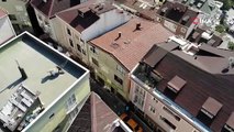 Depremde temeli yan yatan bina drone ile görüntülendi